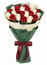 Букет Микс из красных и белых роз в Лещаном