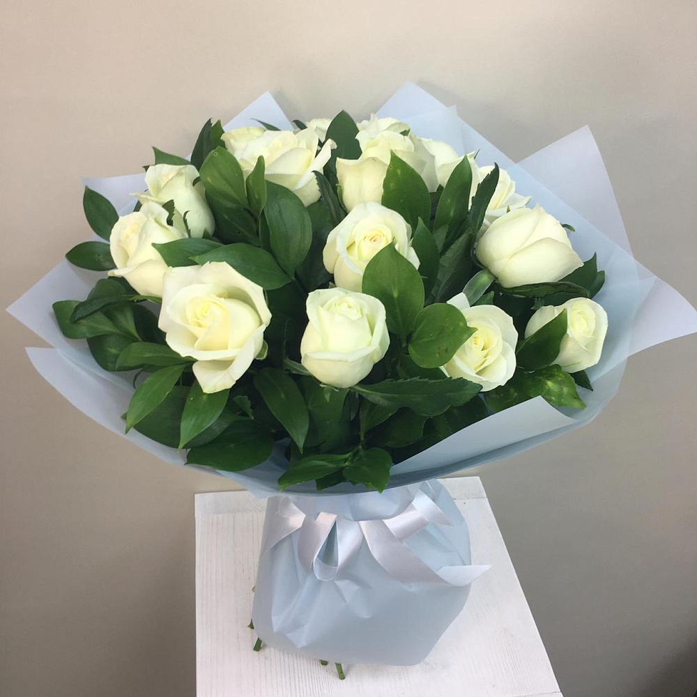 Букет 15 Белых роз Проуд в Лещаном