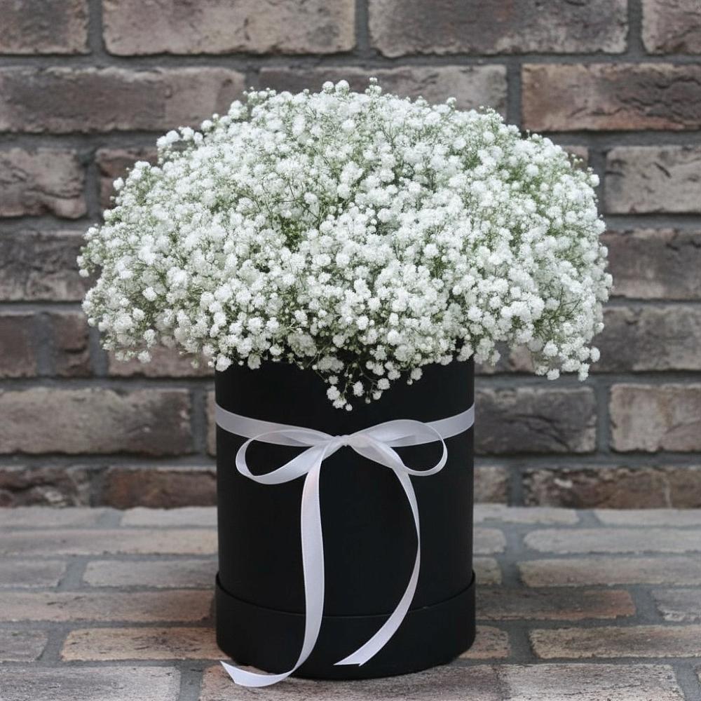 Цветочная композиция из Гипсофила в шляпной коробке в Лещаном