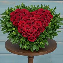 Цветочная композиция из Розы в виде сердца в Лещаном