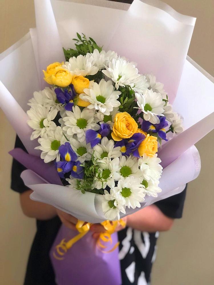Букет цветов из: Ирисы, Хризантемы и Розы в Лещаном