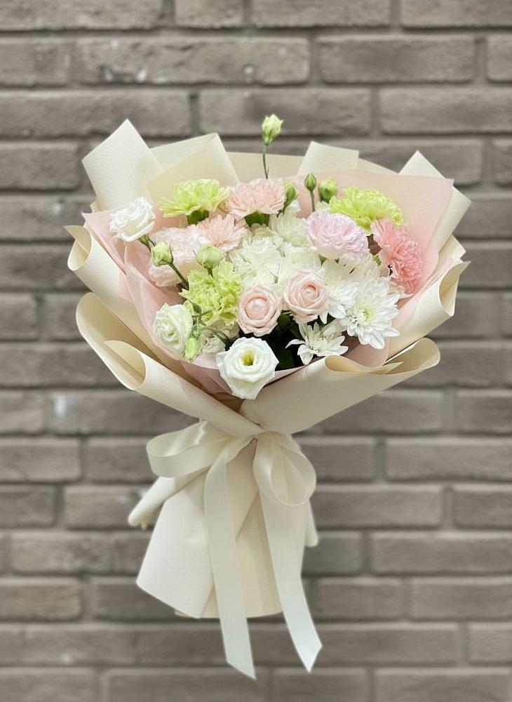 Букет цветов из: Гвоздики, Розы, Лизиантусы и Хризантемы в Лещаном