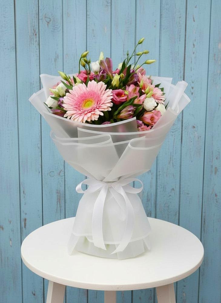 Букет цветов из: Герберы, Альстромерии и Лизиантусы в Лещаном