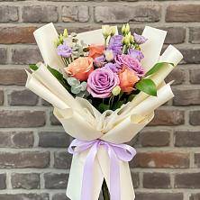 Букет цветов из:  Лизиантусы и Розы в Лещаном