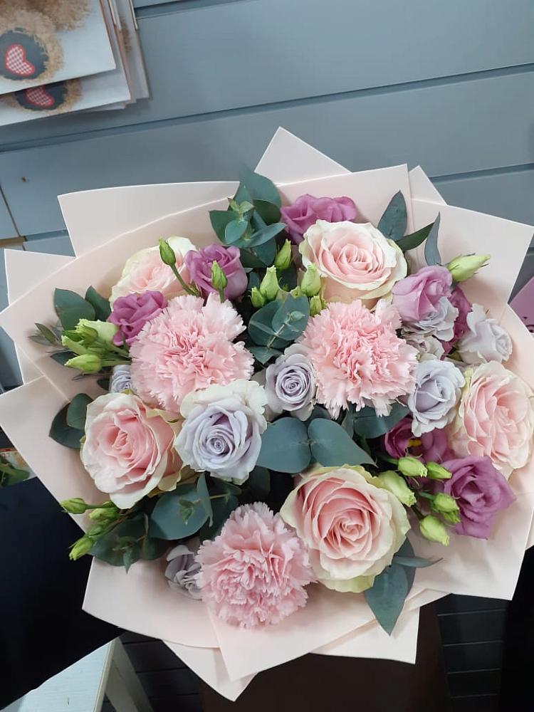 Букет цветов из: Розы, Гвоздики и Лизиантусы в Лещаном