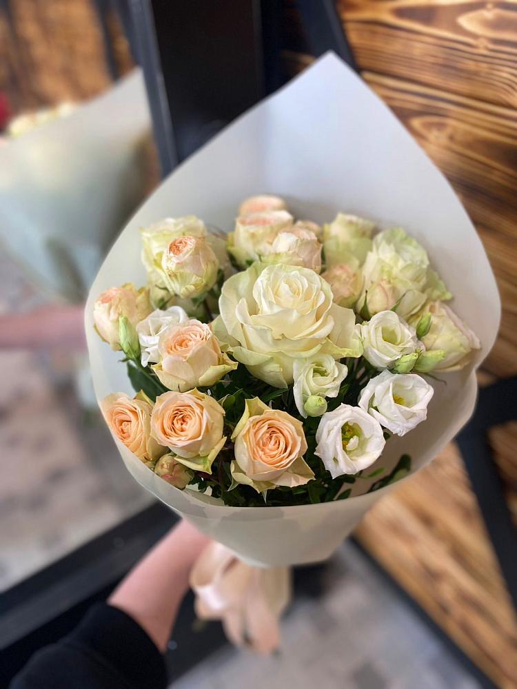 Букет цветов из: Розы и Лизиантусы в Лещаном